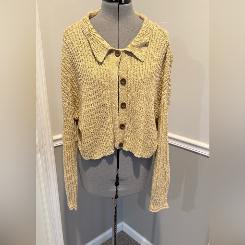 Women "Urban Outfitters" straw colored cropped sweater. Size SP